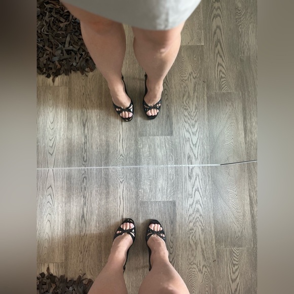 Guess Peep-toe black pump with super cute cut outs! - Picture 7 of 8